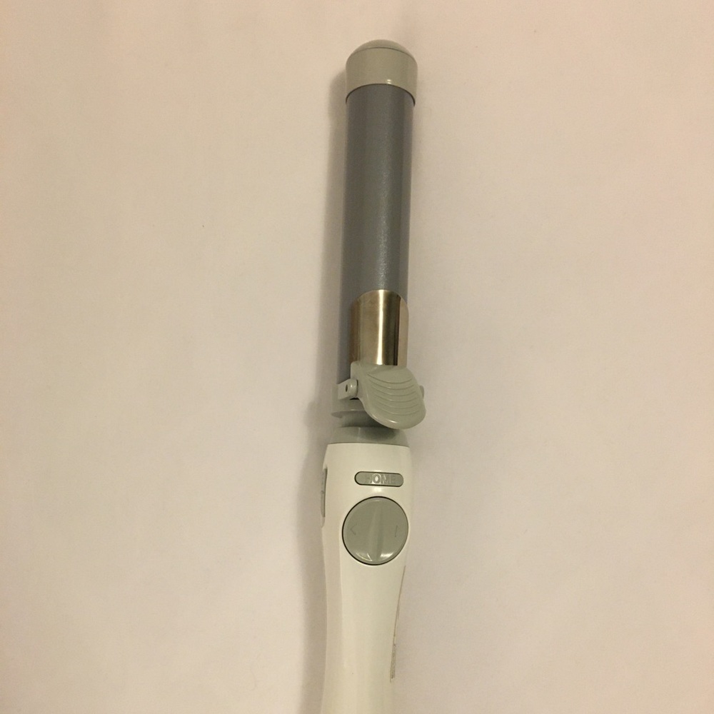 Barely used Beachwaver S1.25 Dual Voltage white